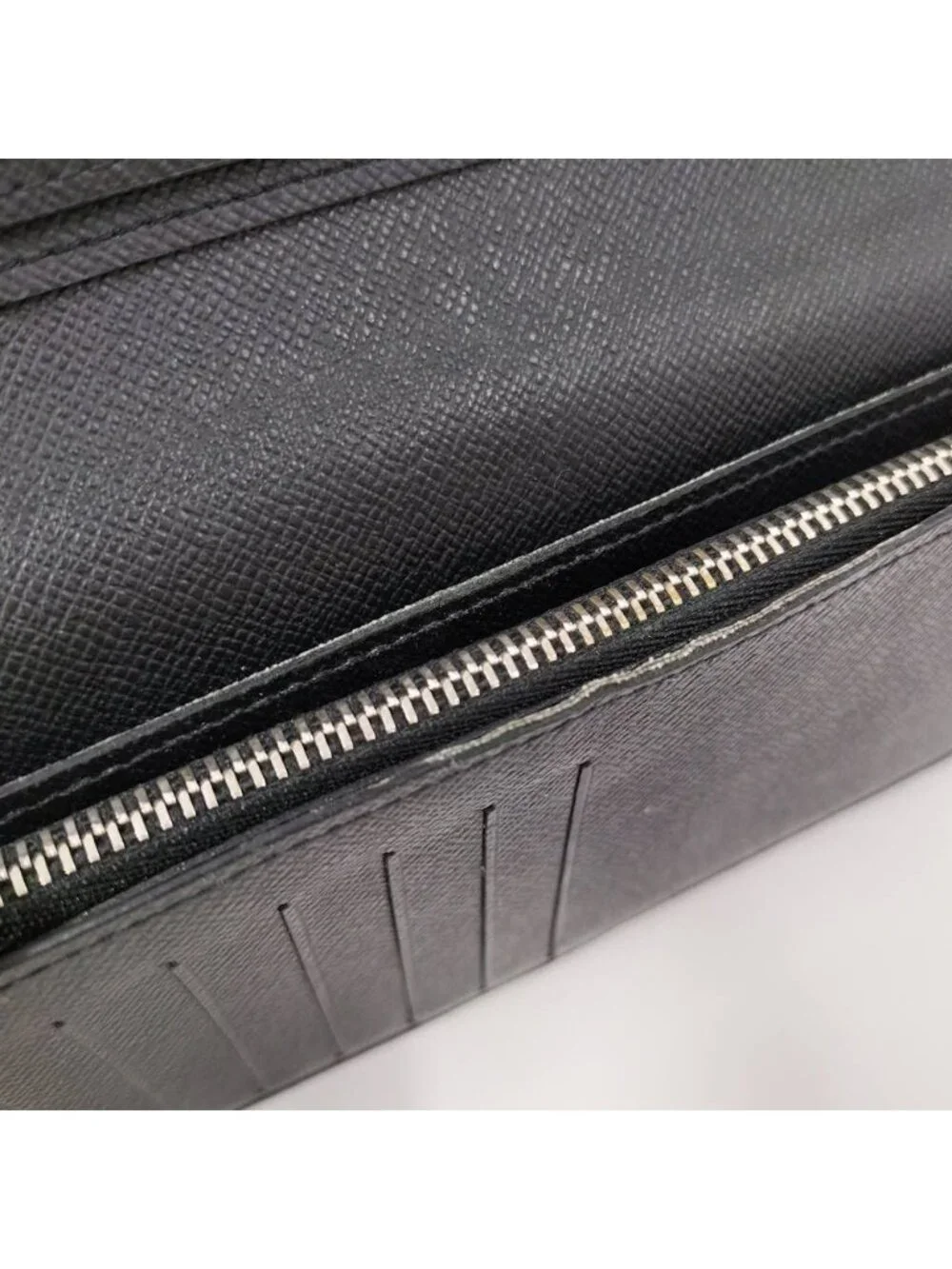Louis Vuitton Portefeuille Brazza Wallet Taiga Noir